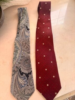 Roundtree & Yorke Red Geometric Tie -and Paisley Grey-Blue Structure (set of 2)